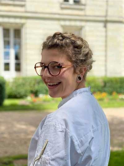 Cheffe Paloma en cuisine à L'Auberge de la Route d'Or